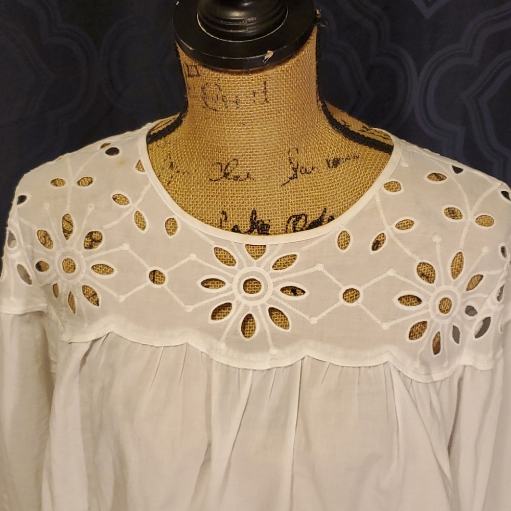 White blouses use one time we're - Picture 3 of 8